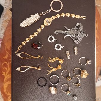 Různá zlacená bižuterie - 2