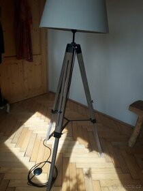 Stojaci lampa dřevěná - 2
