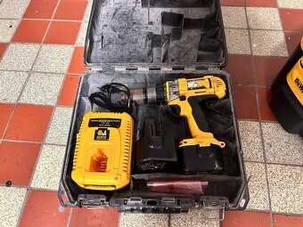 Set Dewalt aku vrtačka s příklepem + aku vysavač - 2