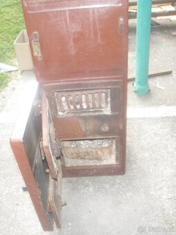 kamna PETRY , litina starší ale dobre Historický kus. - 2