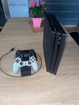 PlayStation 4 Pro 1TB SSD + 2 ovladače + dokovací stanice - 2