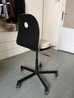 černá kolečková dřevěná židle ikea - 2