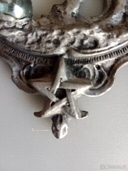 Kočka a křišťál v cínové révě - 2