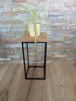 Stojan na květináč, odkládací/noční stoleček k posteli. - 2