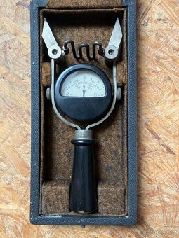 Zkoušečka olověných akumulátorů. - 2