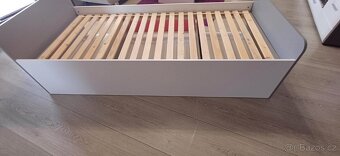 Postel s úložným prostorem. - 2