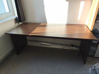 Kancelářský psací stůl. - 2