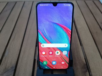 Samsung Galaxy A40 4GB RAM, 64GB Uložiště vypálený display - 2