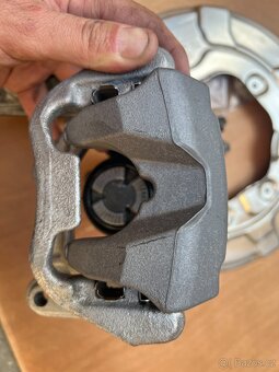 BMW řada 5 G30, G31 brzdové třmeny - 2