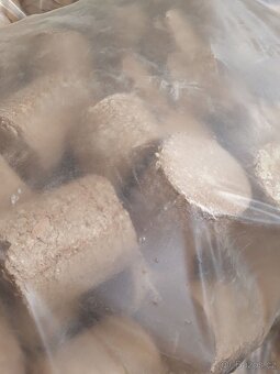 Dřevěné brikety z tvrdého dřeva 6,- - 2