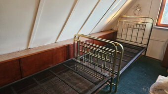 Dvě mosazné postele s pružinovým roštem - 2