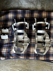 Přední brzdové třmeny BMW M5 E60/E61 M6 E63/E64 - 2