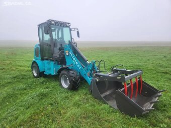 KLOUBOVÝ NAKLADAČ AKROTECT AK810 4X4 - 2