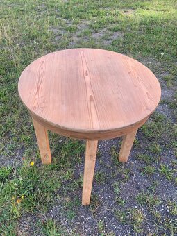 Kulatý masivní stůl po renovaci – 72 × 78 cm - 2
