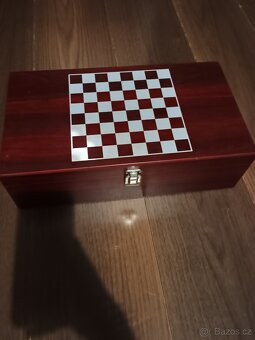 Dřevěná kazeta na víno se šachovnicí – šachy + příslušenství - 2