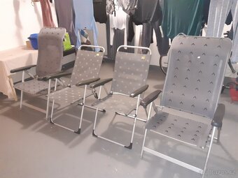 Stůl, křesla a matrace z karavanu. - 2