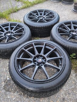 Japan Racing JR11, pneu 245/40/18 - 2