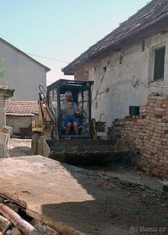 Smykový nakladač UNC 061, včetně podkopu a vidlí - 2