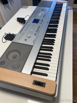Piano YAMAHA Portable Grand DGX-640 - 2
