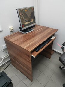 Dřevěný PC stůl - 2