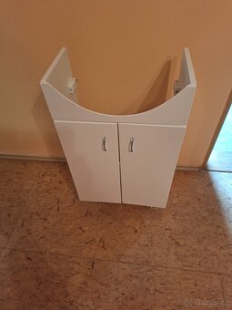 Nové skříňky pod umyvadlo. - 2