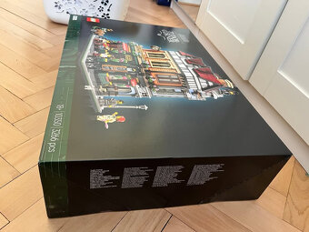 Lego dům 10350 Tudor Corner a GWP Kiosek na rohu 40757 - 2