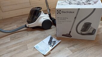 Nový bezsáčkový vysavač Electrolux EC41 - 2SW - 2