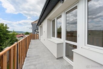 LUXUSNÍ byt Čebín 4kk 155m2 ( vč. zahrada, balkon, parking) - 2