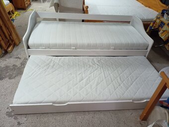 Prodám hezkou postel z masivu s dalším vysunovacím lůžkem - 2