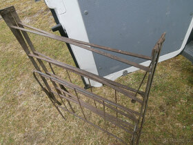 Postel kovová starožitná rozkládací za 500 kč - 2