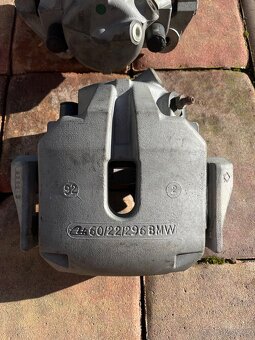 Přední pravý a levý brzdový třmen - BMW e39 TDS - 2