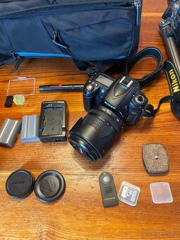 Nikon D90 + 2x objektiv, stativ, batoh, knihy a další přísl. - 2