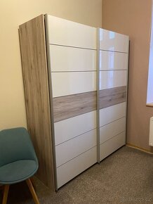 Dvoudveřová skříň s posuvnými dveřmi bílá/dub - 2