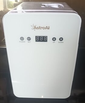 Přenosná mini lednička AstroAI 6 l s ovládacím panelem - 2