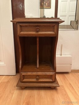 Dřevěná skříňka s úložným prostorem a zásuvkami - 2