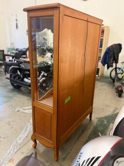Dřevěná vitrína - 2