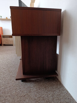 Televizní stolek na kolečkách - 2