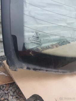 BMW e32 zadní sklo - 2