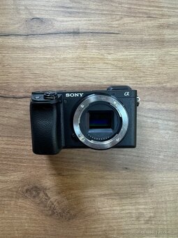 Sony A6400 + 2 objektivy + příslušenství – VÝBORNÝ stav - 2