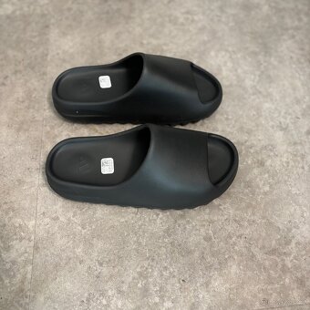 Yeezy slides - 2