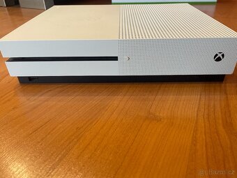 Xbox One S 1TB s mechanikou + FIFA19 - 2