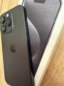 iPhone 15 Pro 256GB Černý titan - 2