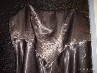 Krásné hnědé lesklé šaty na ples v letošní módní barve - 2