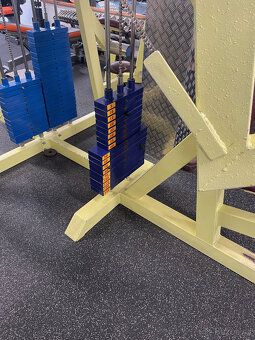 Posilovací stroj - tlaky na prsa - 2