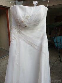 Dlouhé bílé svatební šaty s korálkovým zdobením - 2