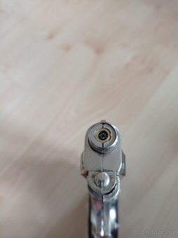 Zapalovač pistol. - 2