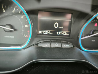 Peugeot 2008 1,2i - 2