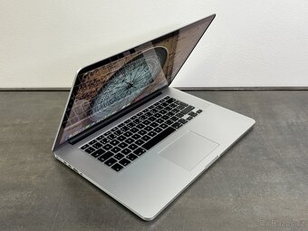 MacBook Pro 15" 2015 256GB / i7 / 16GB - DPH - 2