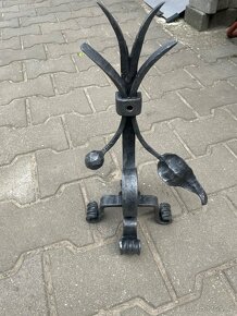 Stojan s ručním kováním - 2