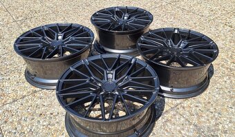 18" JapanRacing JR38 8x18 - 2